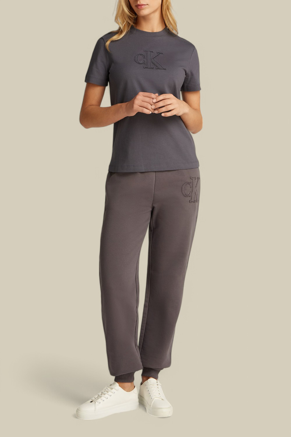 תמונת כל הלוק של חולצת טי